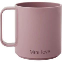 Design Letters Drinkbeker Mini Love Met Handvat In Essenroze -Kleintje Luxe design letters drinkbeker mini love met handvat in essenroze a348653 2