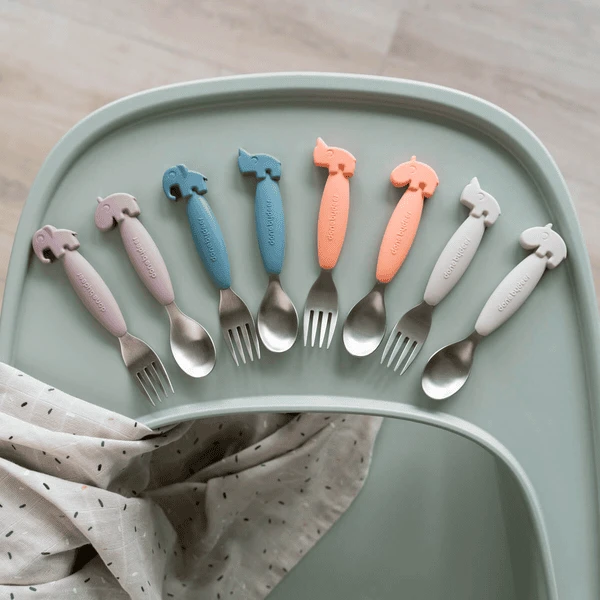 Done By Deer ™ Easy-grip Lepel En Vork Set, Hert Friends Roze 2 Done By Deer ™ Easy-grip Lepel En Vork Set, Hert Friends Roze - Afbeelding 2