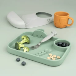 Done By Deer ™ Peekaboo Herten Menubord Friends - Groen -Kleintje Luxe done by deer peekaboo herten menubord friends groen a360291 2