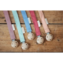 Filibabba Dummy Ketting Met Klittenbandsluiting Blush -Kleintje Luxe filibabba dummy ketting met klittenbandsluiting blush a343658 3