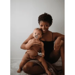 FRIGG Fopspeen Daisy Latex, Rose Gold/Willow 6-18 Maanden, 2 Stuks -Kleintje Luxe frigg fopspeen daisy latex rose gold willow 6 18 maanden 2 stuks a396117 4