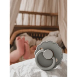 FRIGG Fopspeen Daisy Silicone, Lily Pad/Rose Gold 6-18 Maanden, 2 Stuks. -Kleintje Luxe frigg fopspeen daisy silicone lily pad rose gold 6 18 maanden 2 stuks a397570 3