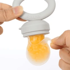 Haakaa® Beschermdop, Voor Vruchtenspeen 7 Haakaa® Beschermdop, Voor Vruchtenspeen -Kleintje Luxe haakaa beschermdop voor vruchtenspeen a345445 2