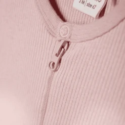 Minymo Ribslapen Overall Misty Rose -Kleintje Luxe minymo ribslapen overall misty rose a412076 2