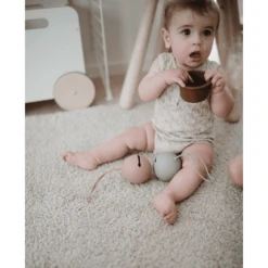 Mushie Fopspeenhouder, Pale Taupe 7 Mushie Fopspeenhouder, Pale Taupe -Kleintje Luxe mushie fopspeenhouder pale taupe a399492 2