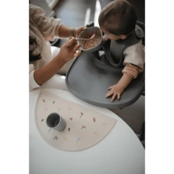 Mushie Placemat Silicone, Dinosaurussen -Kleintje Luxe mushie placemat silicone dinosaurussen a399011 4