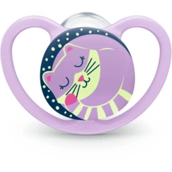 NUK Fopspenen Space Night Maat 3 Siliconen Kat/ Vuurvliegje, 4 Stuks -Kleintje Luxe nuk fopspenen space night maat 3 siliconen kat vuurvliegje 4 stuks a305702 2