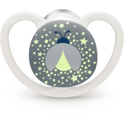 NUK Fopspenen Space Night Maat 3 Siliconen Kat/ Vuurvliegje, 4 Stuks -Kleintje Luxe nuk fopspenen space night maat 3 siliconen kat vuurvliegje 4 stuks a305702 3