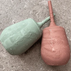 Nuuroo Drinkbeker Met Rietje Adita 230ml, Light Green Mix -Kleintje Luxe nuuroo drinkbeker met rietje adita 230ml light green mix a362972 2