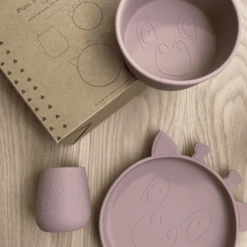 Nuuroo Judi Giraffe 3 Delig Servies, Houtrose -Kleintje Luxe nuuroo judi giraffe 3 delig servies houtrose a363839 2