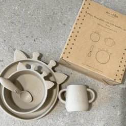 Nuuroo Lykke Giraffe 4-delige Serviesset, Cobble Stone -Kleintje Luxe nuuroo lykke giraffe 4 delige serviesset cobble stone a364149 2